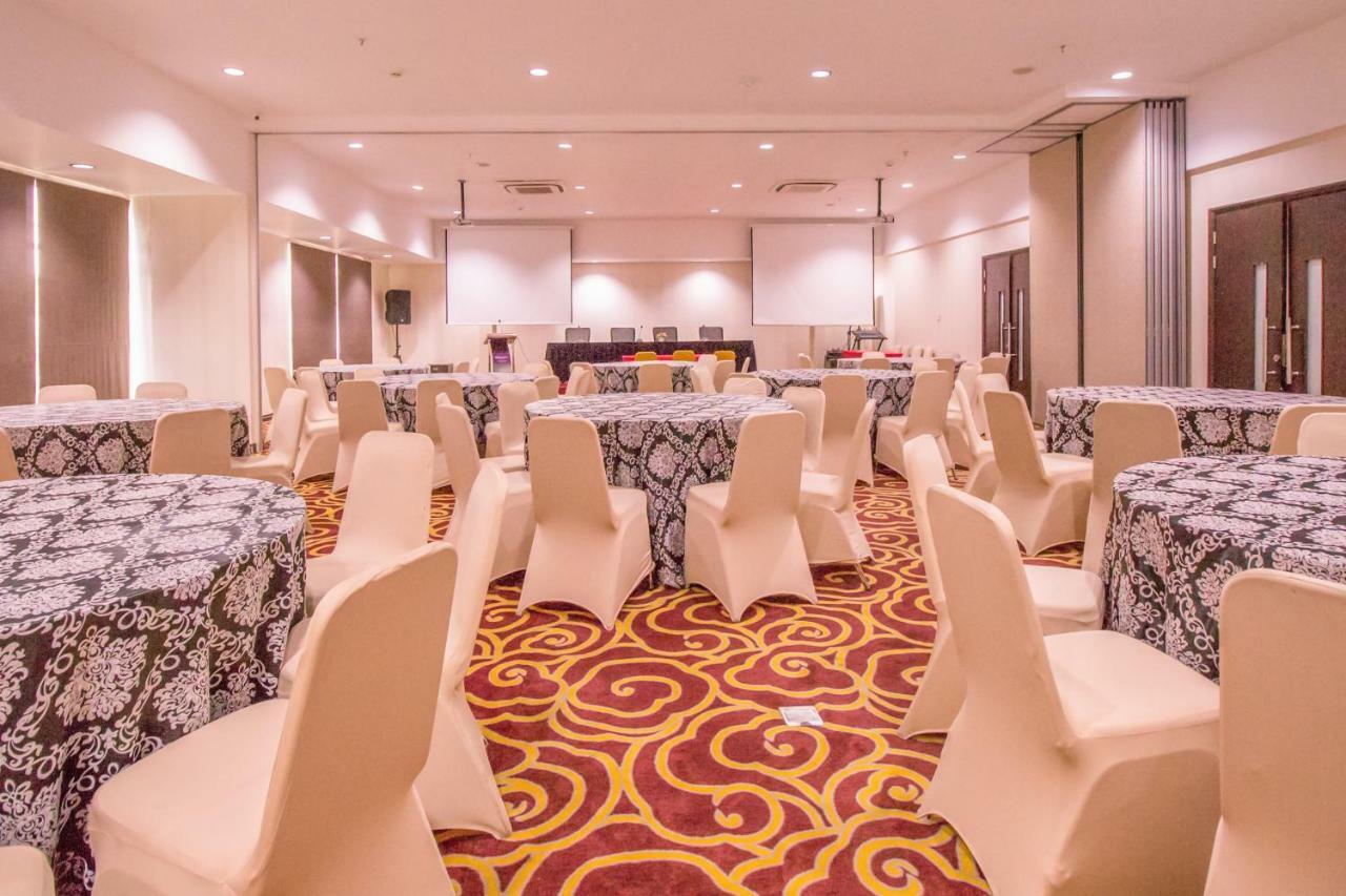 Mercure Pontianak City Center מראה חיצוני תמונה