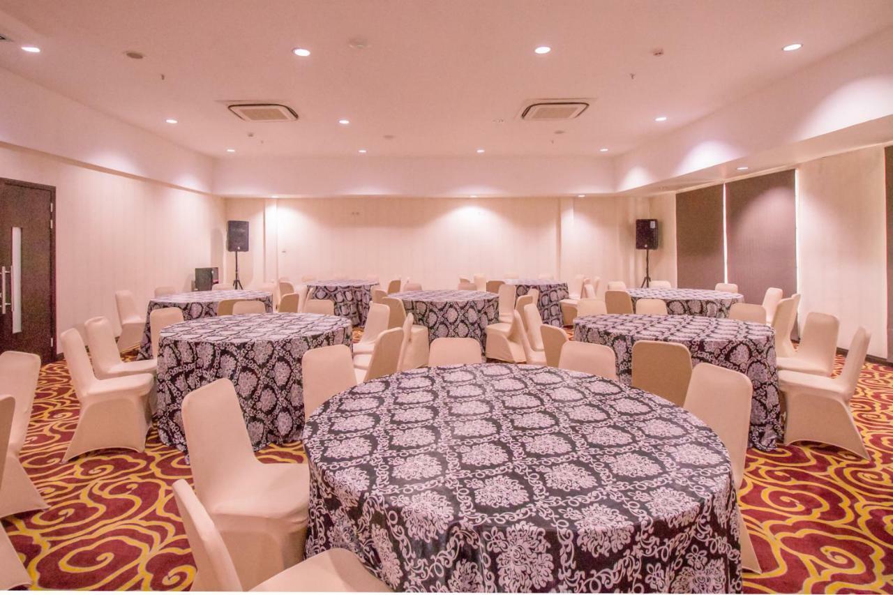 Mercure Pontianak City Center מראה חיצוני תמונה