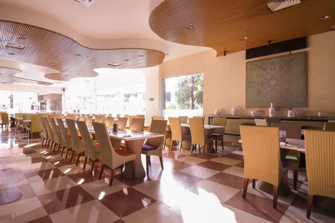 Mercure Pontianak City Center מראה חיצוני תמונה